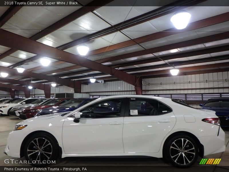 Super White / Black 2018 Toyota Camry SE