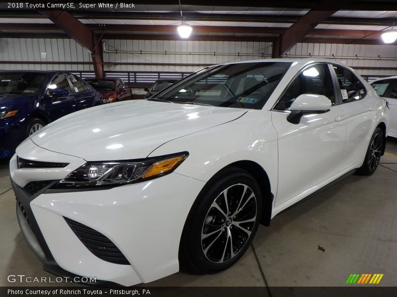 Super White / Black 2018 Toyota Camry SE