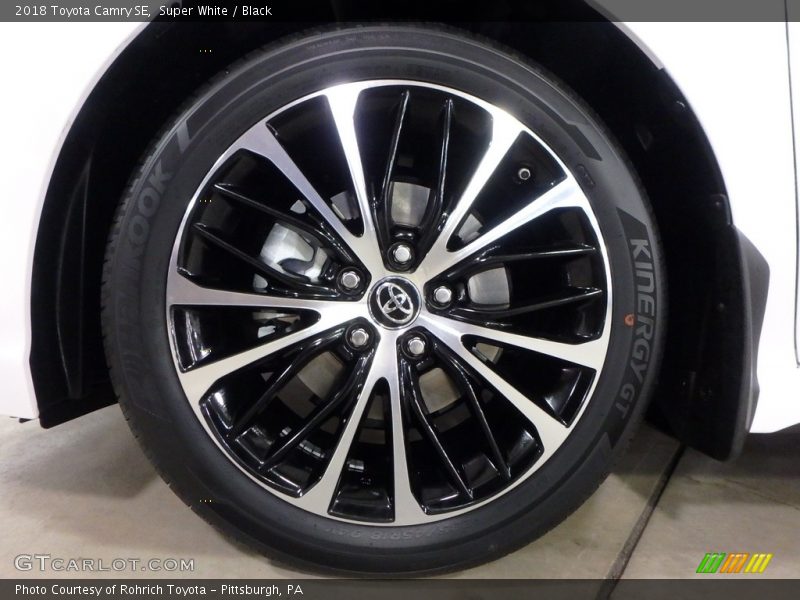 Super White / Black 2018 Toyota Camry SE