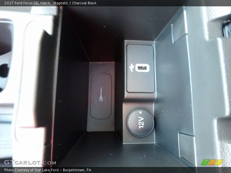 Magnetic / Charcoal Black 2017 Ford Focus SEL Hatch