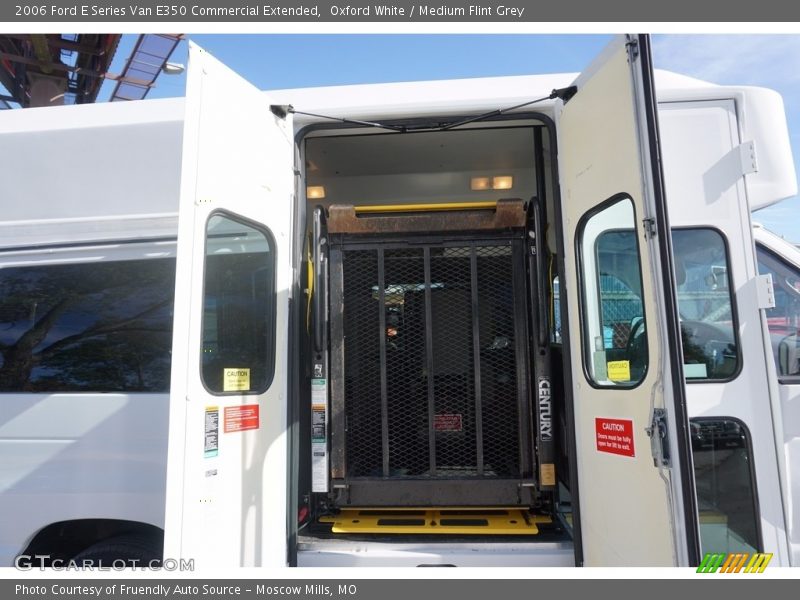 Oxford White / Medium Flint Grey 2006 Ford E Series Van E350 Commercial Extended
