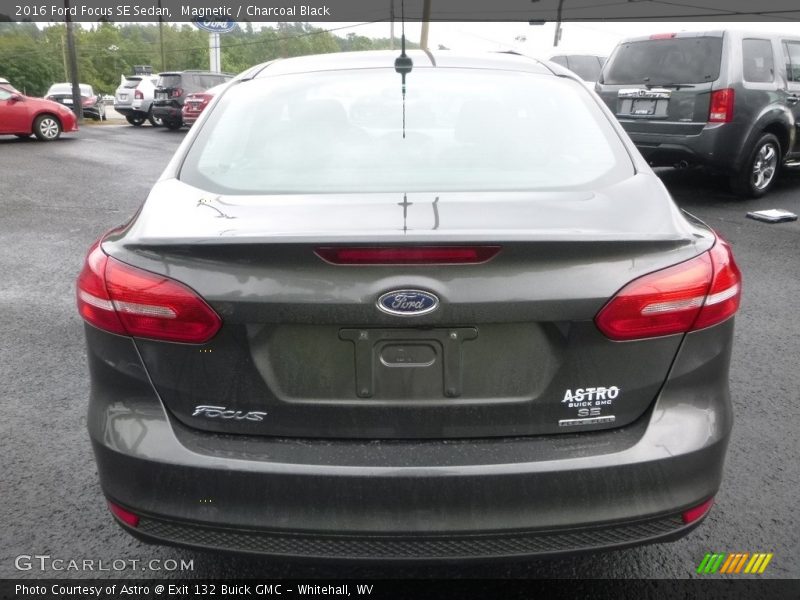 Magnetic / Charcoal Black 2016 Ford Focus SE Sedan