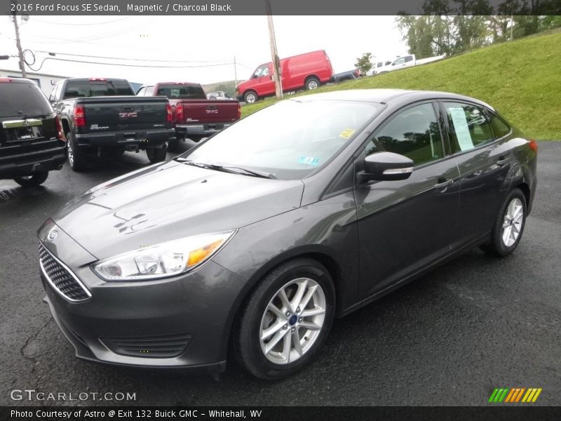 Magnetic / Charcoal Black 2016 Ford Focus SE Sedan