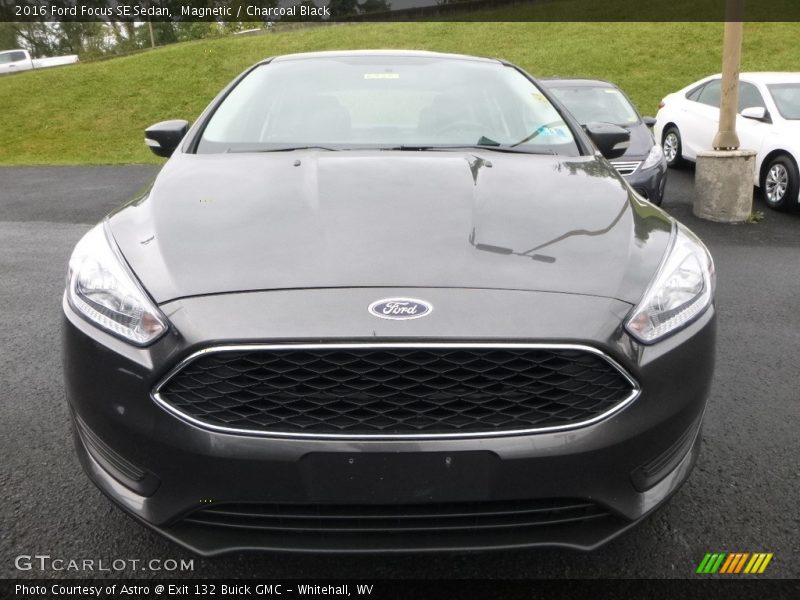 Magnetic / Charcoal Black 2016 Ford Focus SE Sedan