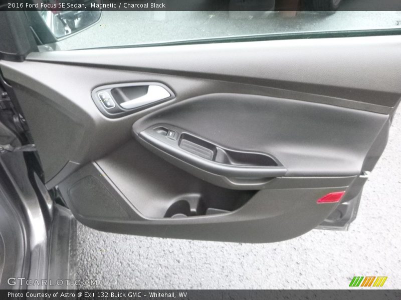 Magnetic / Charcoal Black 2016 Ford Focus SE Sedan
