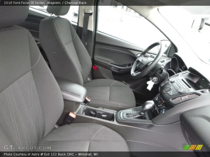 Magnetic / Charcoal Black 2016 Ford Focus SE Sedan
