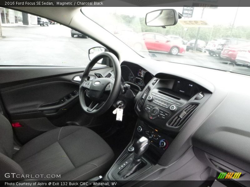 Magnetic / Charcoal Black 2016 Ford Focus SE Sedan
