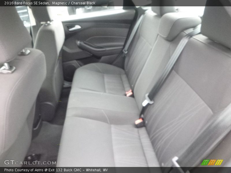 Magnetic / Charcoal Black 2016 Ford Focus SE Sedan