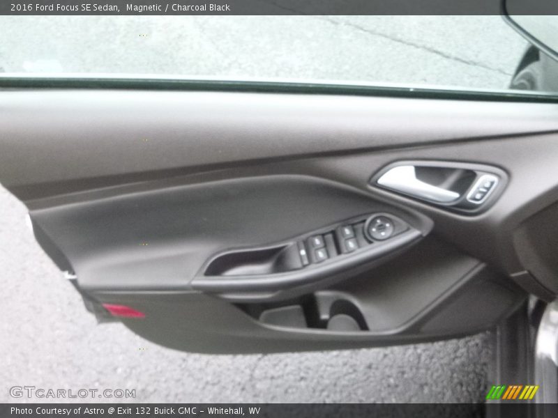 Magnetic / Charcoal Black 2016 Ford Focus SE Sedan
