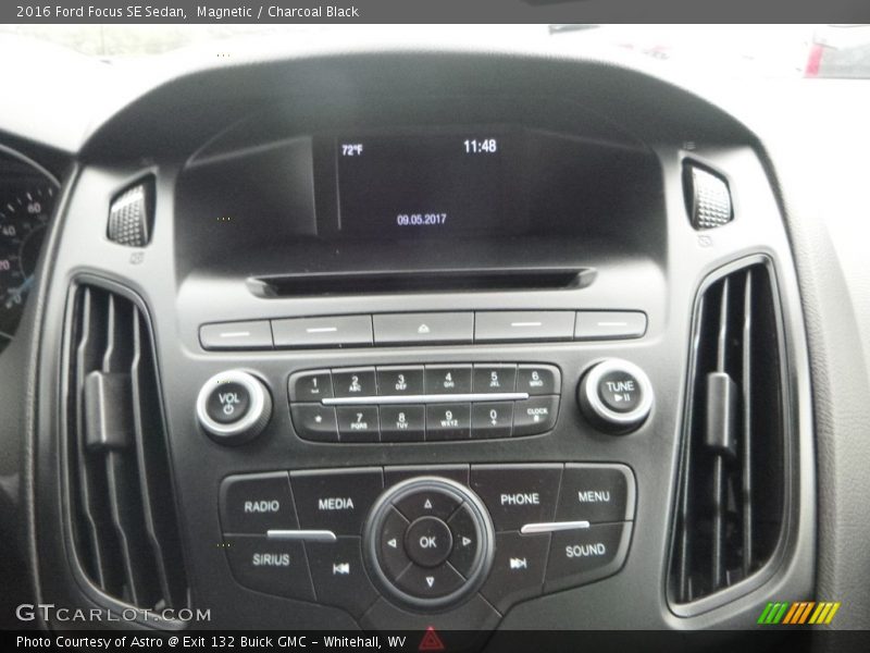 Magnetic / Charcoal Black 2016 Ford Focus SE Sedan