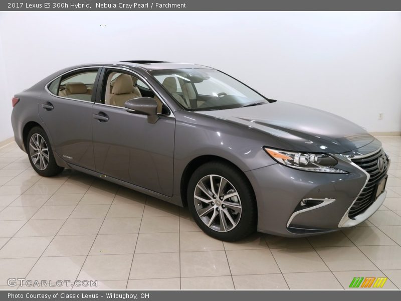 Front 3/4 View of 2017 ES 300h Hybrid