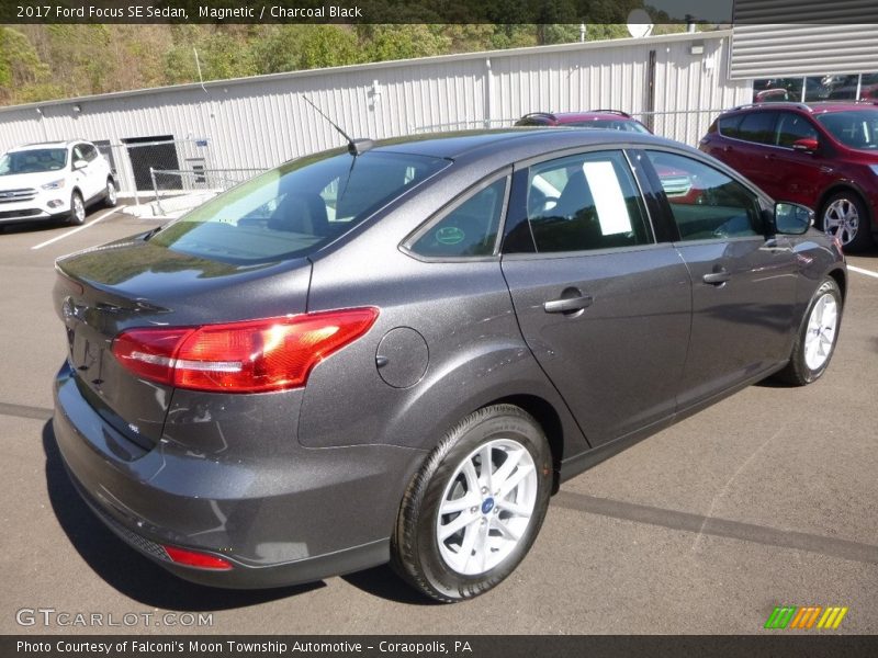 Magnetic / Charcoal Black 2017 Ford Focus SE Sedan