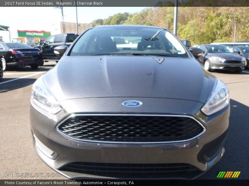 Magnetic / Charcoal Black 2017 Ford Focus SE Sedan