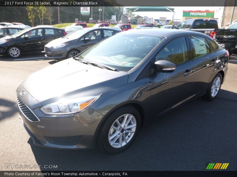 Magnetic / Charcoal Black 2017 Ford Focus SE Sedan