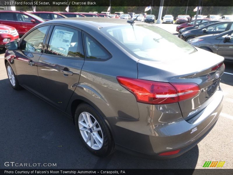 Magnetic / Charcoal Black 2017 Ford Focus SE Sedan