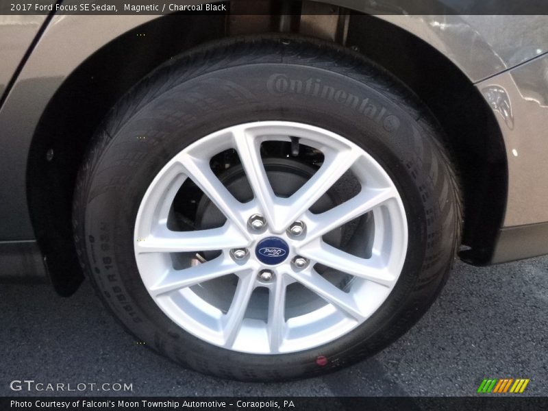 Magnetic / Charcoal Black 2017 Ford Focus SE Sedan