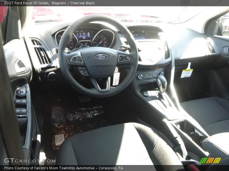 Magnetic / Charcoal Black 2017 Ford Focus SE Sedan