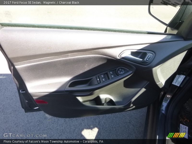 Magnetic / Charcoal Black 2017 Ford Focus SE Sedan