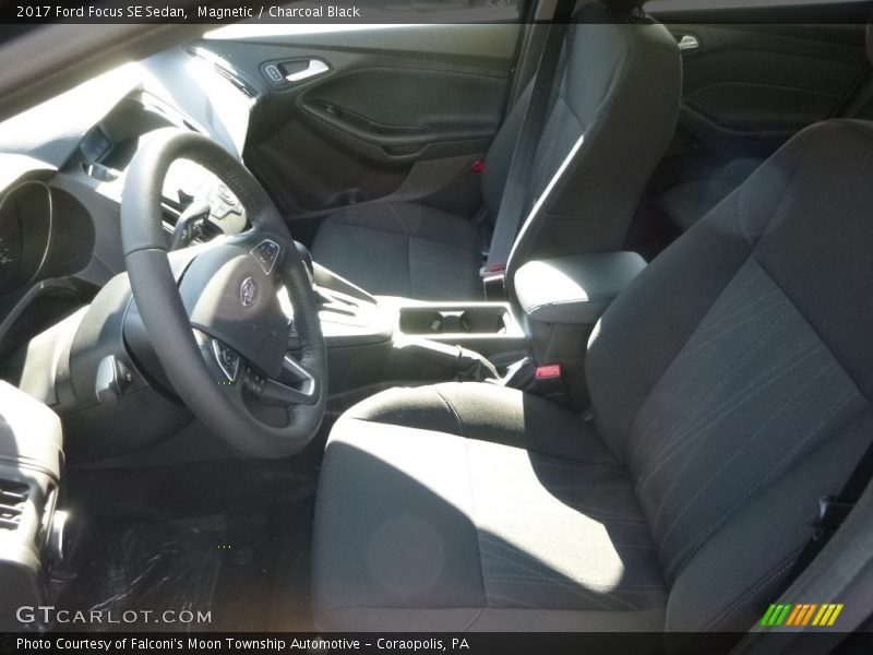 Magnetic / Charcoal Black 2017 Ford Focus SE Sedan