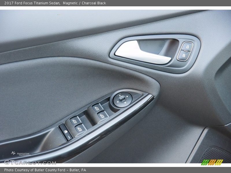 Magnetic / Charcoal Black 2017 Ford Focus Titanium Sedan