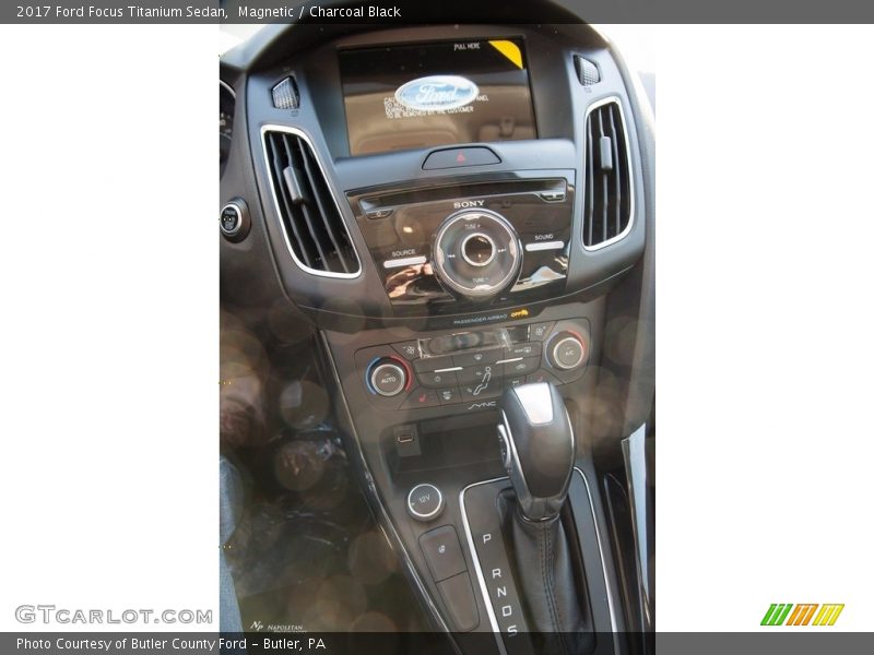 Magnetic / Charcoal Black 2017 Ford Focus Titanium Sedan