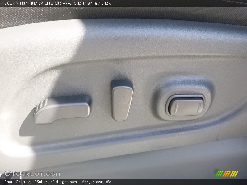Glacier White / Black 2017 Nissan Titan SV Crew Cab 4x4