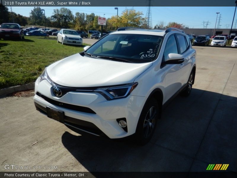 Super White / Black 2018 Toyota RAV4 XLE AWD