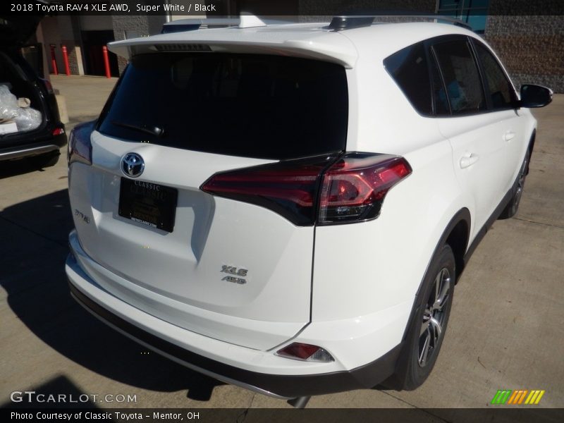 Super White / Black 2018 Toyota RAV4 XLE AWD