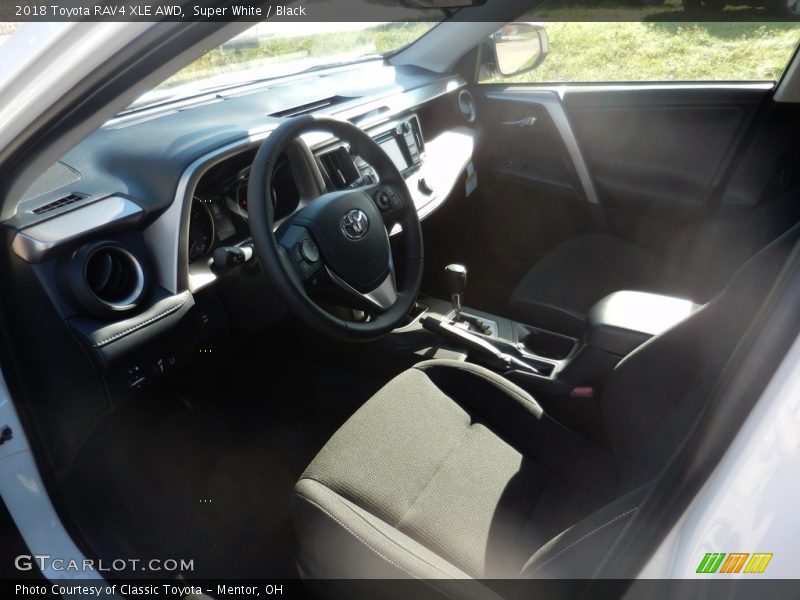 Super White / Black 2018 Toyota RAV4 XLE AWD