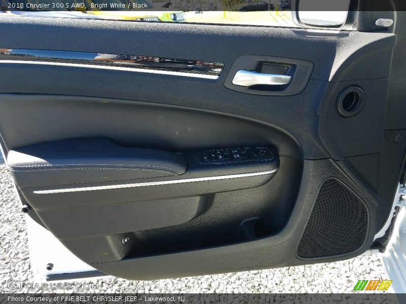 Bright White / Black 2018 Chrysler 300 S AWD