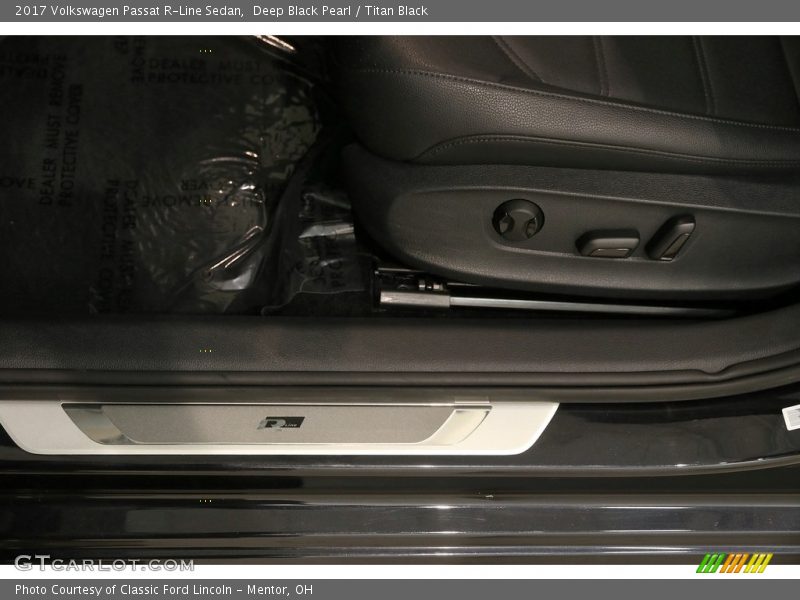 Deep Black Pearl / Titan Black 2017 Volkswagen Passat R-Line Sedan