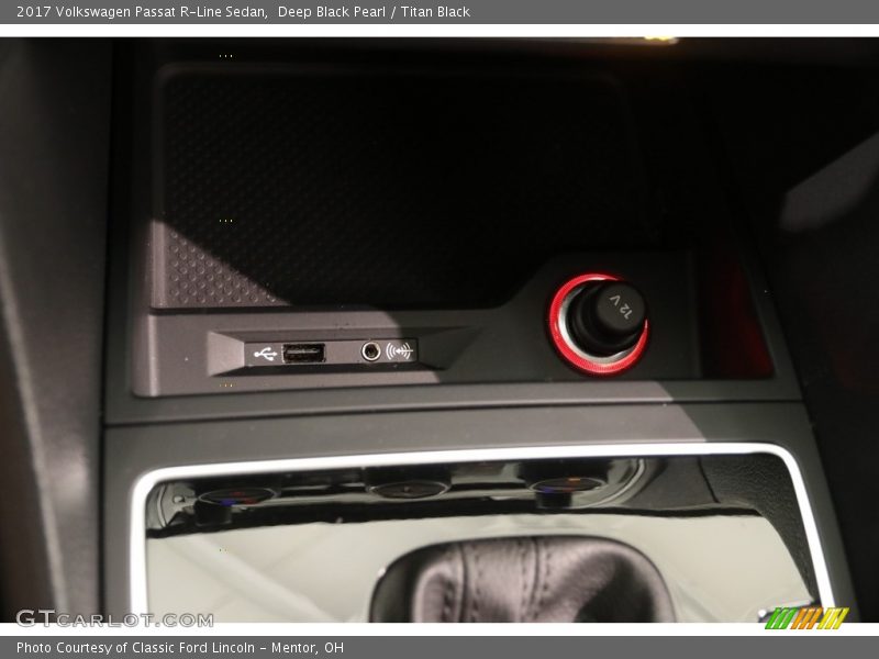 Deep Black Pearl / Titan Black 2017 Volkswagen Passat R-Line Sedan