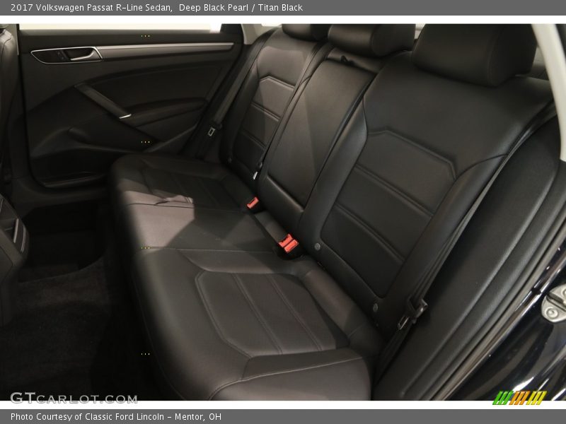 Deep Black Pearl / Titan Black 2017 Volkswagen Passat R-Line Sedan