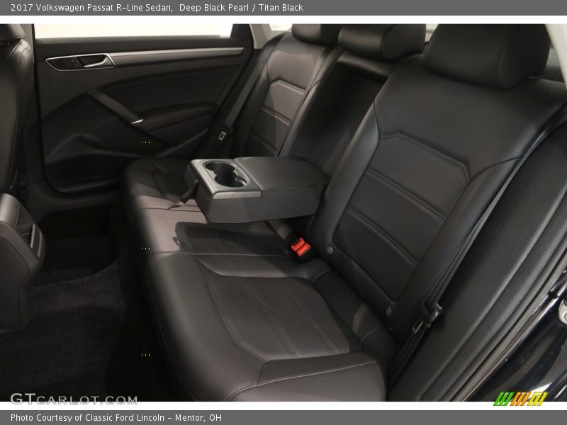Deep Black Pearl / Titan Black 2017 Volkswagen Passat R-Line Sedan