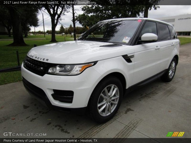 Front 3/4 View of 2017 Range Rover Sport SE