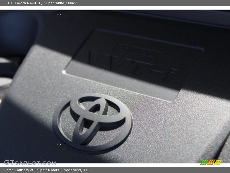 Super White / Black 2018 Toyota RAV4 LE