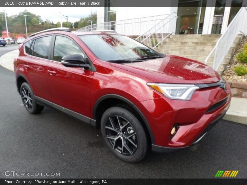 Front 3/4 View of 2018 RAV4 SE AWD