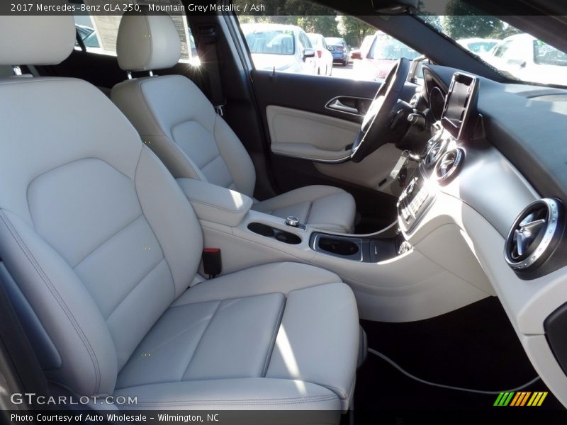 Mountain Grey Metallic / Ash 2017 Mercedes-Benz GLA 250