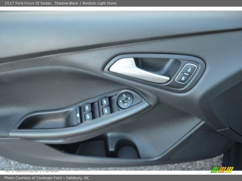 Shadow Black / Medium Light Stone 2017 Ford Focus SE Sedan