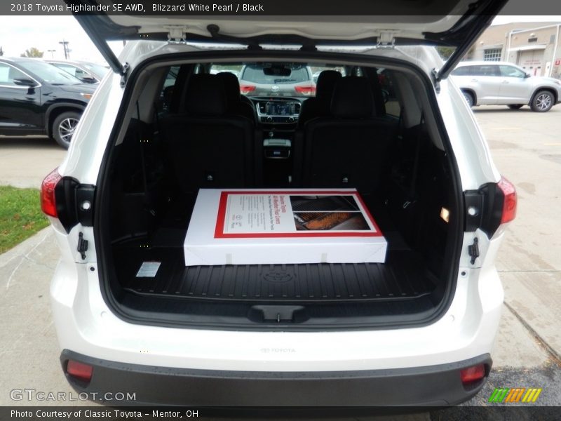 Blizzard White Pearl / Black 2018 Toyota Highlander SE AWD