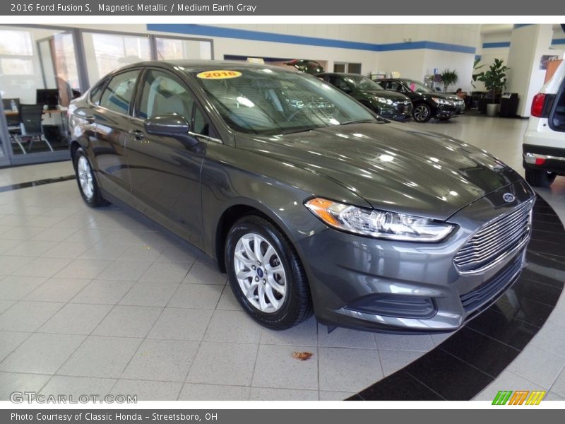 Magnetic Metallic / Medium Earth Gray 2016 Ford Fusion S