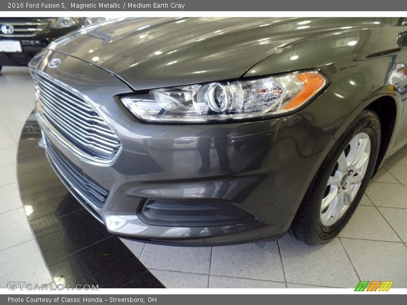 Magnetic Metallic / Medium Earth Gray 2016 Ford Fusion S