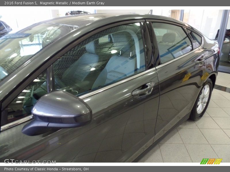 Magnetic Metallic / Medium Earth Gray 2016 Ford Fusion S