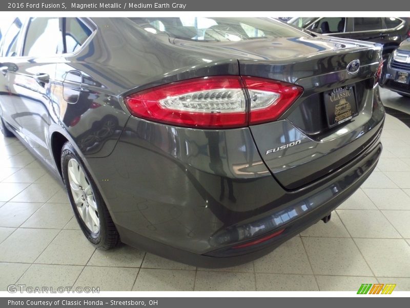 Magnetic Metallic / Medium Earth Gray 2016 Ford Fusion S