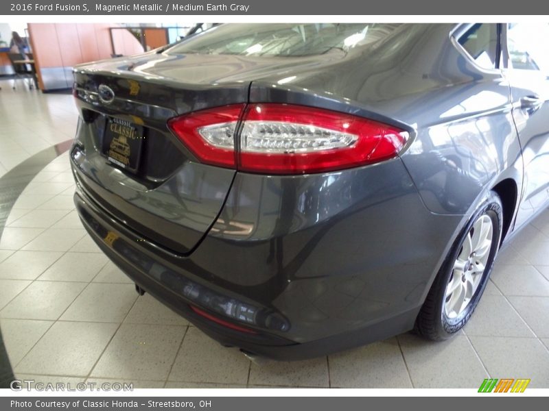 Magnetic Metallic / Medium Earth Gray 2016 Ford Fusion S