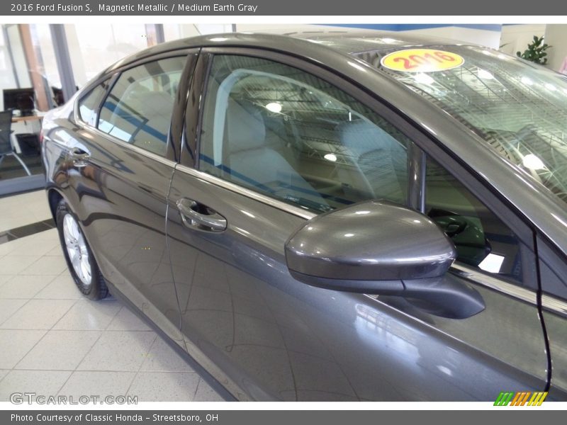 Magnetic Metallic / Medium Earth Gray 2016 Ford Fusion S