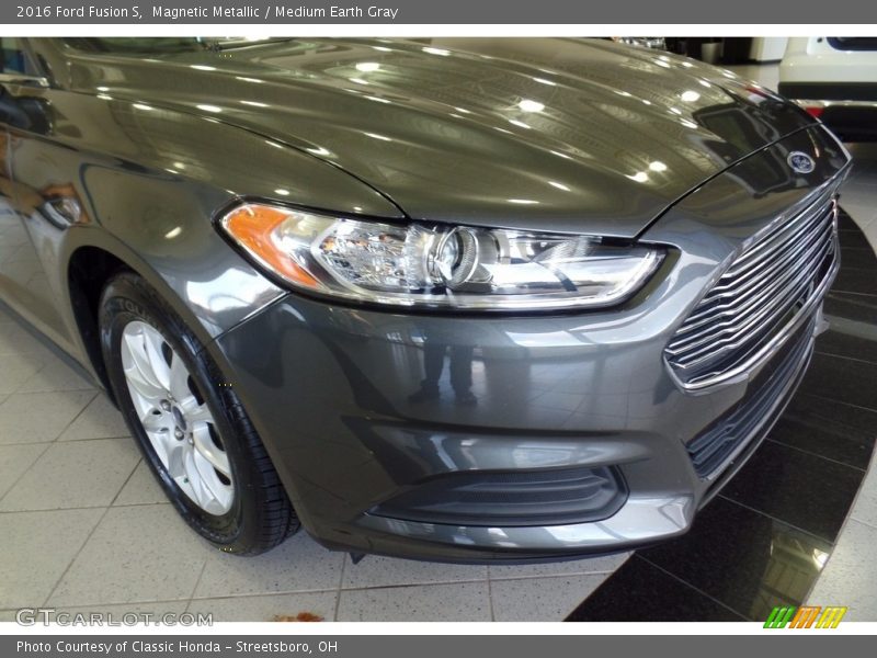 Magnetic Metallic / Medium Earth Gray 2016 Ford Fusion S