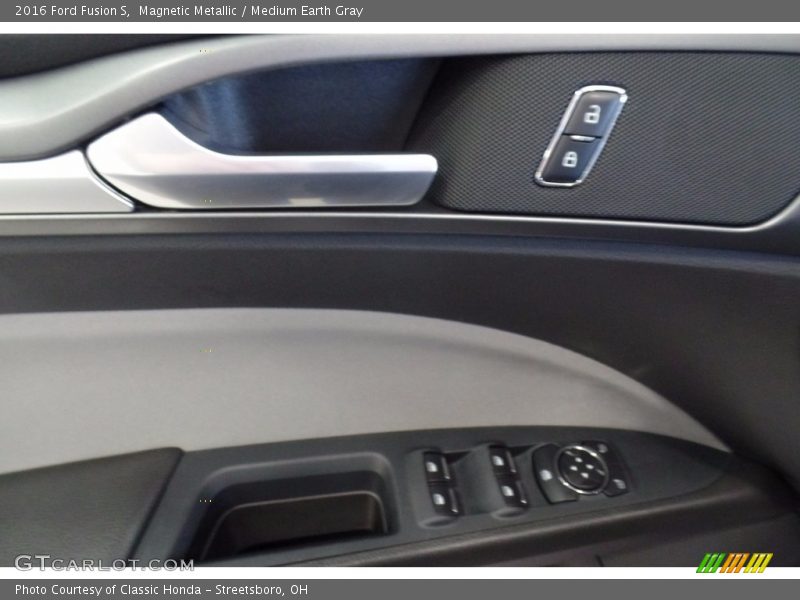 Magnetic Metallic / Medium Earth Gray 2016 Ford Fusion S
