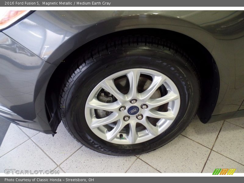 Magnetic Metallic / Medium Earth Gray 2016 Ford Fusion S