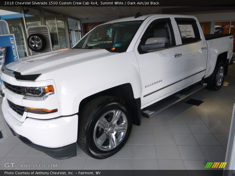 Front 3/4 View of 2018 Silverado 1500 Custom Crew Cab 4x4